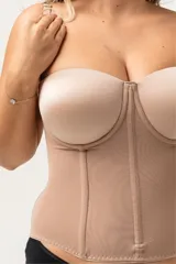 Corset modelador color piel, con copa y aro, ballenas y breteles elásticos regulables desmontables. Confeccionado en tela de faja reforzada con fibra LYCRA® XTRA LIFE™ y ganchos reforzados en la espalda.