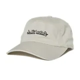 Gorra de visera curva color blanco, confeccionada en pana de algodón, con bordado en contraste y cierre ajustable.