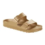 Sandalia Birkenstock modelo Arizona, confeccionada en material EVA ligero y resistente al agua, color dorado. Presenta dos correas ajustables con hebillas metálicas del mismo tono y plantilla anatómica.