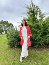 Kimono largo color crema con estampado de lunares marrones, confeccionado en tussor de algodón.