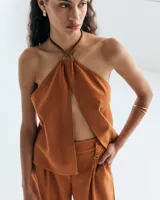 Brazalete rígido de diseño minimalista con forma de espiral, elaborado artesanalmente en bronce y alpaca maciza. Es una pieza ajustable que puede lucirse tanto en el antebrazo como en la parte superior del brazo.