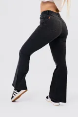 Pantalón de jean negro de tiro alto con corte oxford y botamanga acampanada.