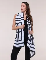 Pashmina rectangular de satén con estampado geométrico en blanco y negro, de la marca Jessica McClintock.