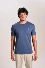 Remera de manga corta con cuello redondo, confeccionada en algodón, con logo de pingüino bordado en el pecho.