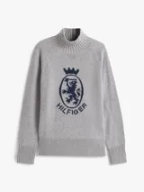 Sweater gris de corte regular y manga raglán, confeccionado en pura lana. Presenta cuello perkins, puños y bajo en punto canalé, y un escudo gráfico distintivo de la marca tejido en el pecho.