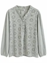 Blusa de manga larga color verde con frente de broderie floral y cuello en V con volados fruncidos.