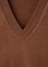 Jersey de punto fino color marrón con cuello en V, diseño recto y mangas largas.