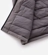 Campera deportiva con capucha, cierre frontal por cremallera y mangas largas con ajuste de velcro en los puños. Presenta estampa lettering pequeña en el pecho y bolsillos laterales. Confeccionada en tejido técnico de poliéster con forro de poliamida.