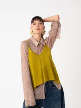 Top de viscosa color mostaza con escote en V y breteles finos regulables. Presenta un diseño minimalista de corte holgado y caída fluida.