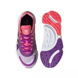 Championes deportivos Adidas modelo Sonkei, con diseño degradado en tonos rosados y violetas. Presentan las icónicas tres bandas laterales en color negro, cordones violetas y una suela blanca con detalles en rojo y violeta.