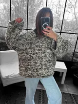 Sweater de lana tejido a mano con doble hilado, con cuello redondo y diseño jaspeado en dos colores.