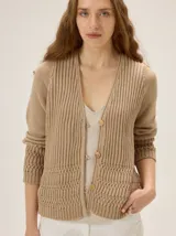 Cardigan de punto color tostado, con escote en V, cierre frontal de botones y detalles de texturas combinadas en mangas y ruedo.