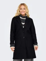 Blazer largo de corte recto y estilo minimalista, con cuello solapa, cierre frontal de dos botones y dos bolsillos frontales de parche.