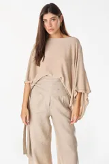 Blusa tejida marrón con hilo brillante Lurex, de corte holgado, mangas amplias y escote bote.