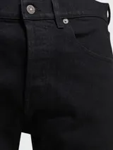 Jean de corte recto color negro, confeccionado en denim de alta calidad, con cierre de botones y diseño clásico de cinco bolsillos.