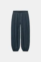Pantalón bombacho Zara Woman Collection, confeccionado en mezcla de algodón, con tiro medio, cintura elástica y cordón ajustable. Presenta diseño a rayas sutiles, bajo abullonado con puño y cierre frontal con botón.