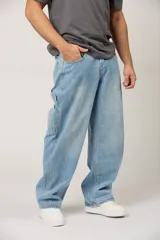 Pantalón jean baggy de color celeste, con bolsillos laterales estilo carpintero, diseño amplio y tiro medio.