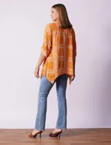 Camisa celeste con estampado de cachemir en blanco, cuello a la base, escote en V y abertura central con botones. Terminación de ruedo asimétrico. Manga 3/4 de largo regulable con presilla y botón.