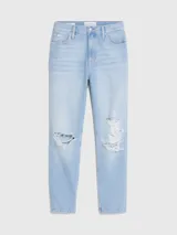 Jeans de mujer estilo mom, tiro alto, color celeste claro con efecto lavado y roturas grandes en ambas rodillas. El largo es tobillero.