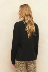 Polera color borgoña de tejido de punto con cuello alto y mangas largas.