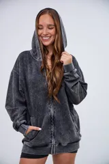 Cardigan negro con efecto acid wash, cierre frontal, capucha y bolsillos laterales.