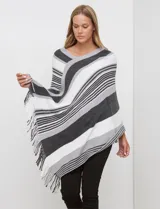 Poncho de tejido de punto, marca Barrington, con diseño de rayas diagonales en tonos rosado, blanco crema y gris oscuro. Presenta cuello en V y terminación con flecos en el ruedo.