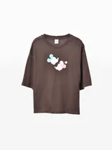 Remera oversize de manga corta color marrón oscuro, con diseño estampado de Mickey y Minnie Mouse al frente en tonos celeste y rosado.