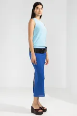 Musculosa celeste de tejido texturizado con detalle de logo en cobre.