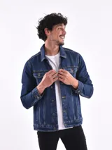 Campera de jean azul oscuro, estilo trucker, con cuello camisero, botones metálicos frontales y bolsillos en el pecho.