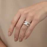 Anillo de plata 925 con diseño entrelazado de bandas lisas y pulidas.