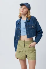 Top cropped color lila sin mangas y cuello a la base, con frunces en ambos laterales.