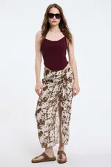 Pollera midi de viscosa con estampado animal print, frunce regulable y tajo frontal. Posee cierre invisible y cintura elastizada.