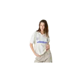 Remera polo de manga corta estilo jersey de fútbol, color blanco con rayas verticales sutiles y detalles en azul violeta, incluyendo cuello en V con solapa, estampados frontales y logo de la marca en el pecho.
