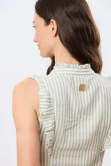 Musculosa de lino rayada con cuello mao y volados en los hombros. Presenta diseño de rayas verticales y aplique de etiqueta con logo en la parte posterior.