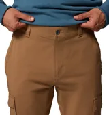 Pantalón cargo color marrón, de corte recto y ajuste cómodo, confeccionado en mezcla de algodón elástico. Cuenta con bolsillos laterales con solapa, bolsillos para las manos reforzados y trabillas en la cintura.
