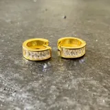 Aros tipo argolla de plata 925 con baño de oro de 18k y circonias engarzadas.