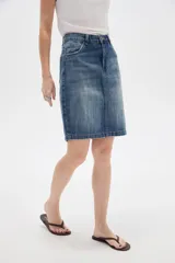 Falda de jean estilo clásico con bolsillos frontales y traseros, tiro alto y lavado azul medio con efecto desgastado.