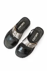 Sandalias de cuero marrón, con diseño de dos fajas amplias, una lisa en la parte delantera y otra superior con hebilla metálica grande y ajustable. Suela plana con plataforma baja y pespunte visible.