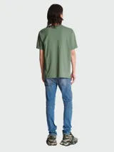 Remera verde militar de algodón orgánico con estampa frontal blanca con el logo de Balmain y la inscripción 'Paris'.