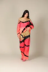 Pantalón de jean de corte recto con estampado tie-dye en tonos rosa, naranja, marrón y negro.