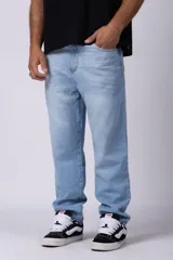 Jean de corte mom fit en color azul claro con acabado lavado, confeccionado en denim resistente, con diseño de tiro medio y corte holgado.