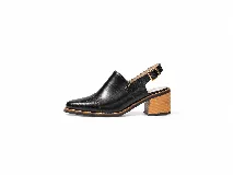 Zapato destalonado de cuero color beige con textura símil cocodrilo, punta fina y taco cuadrado de madera. Cuenta con una correa trasera regulable con hebilla metálica.