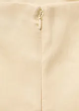 Vestido midi strapless de lino color beige, con diseño evasé y bajo abullonado.