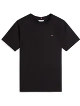 Remera de corte regular color negro, con cuello redondo, manga corta y el logo de la marca bordado en el pecho. Diseñada por Tommy Hilfiger.