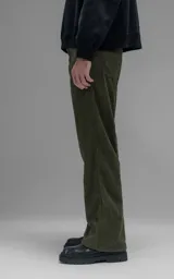 Pantalón de corte recto confeccionado en corderoy premium color verde oliva. Presenta diseño clásico de cinco bolsillos, cierre frontal con botón, presillas para cinturón y costuras reforzadas.