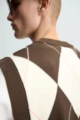 Chaleco de punto con cuello en V, diseño de rombos en marrón, beige y rosa.