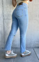 Pantalón de jean celeste de tiro alto y corte ajustado.