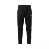 Pantalon de jogging Nike Sportswear Club color negro, con cintura elástica ajustable mediante cordón, bolsillos laterales y una línea vertical blanca a lo largo de cada pierna. Presenta el logo de la marca bordado en la parte superior izquierda.