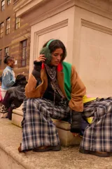 Pantalón de mujer con estampado cuadrillé en tonos azul marino, blanco y beige. Presenta apliques de tablas cosidas en el mismo género que aportan textura y movimiento, tajos laterales, y bolsillos delanteros y traseros.