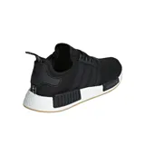 Championes urbanos Adidas modelo NMD_R1, color negro con detalles en blanco en la entresuela y suela de goma color caramelo. Presentan el diseño característico con bloques de color en la entresuela y tejido superior transpirable.